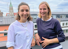 Andrea Göttler und Sara Schulz auf der Dachterrasse des Gesundheitsreferats.